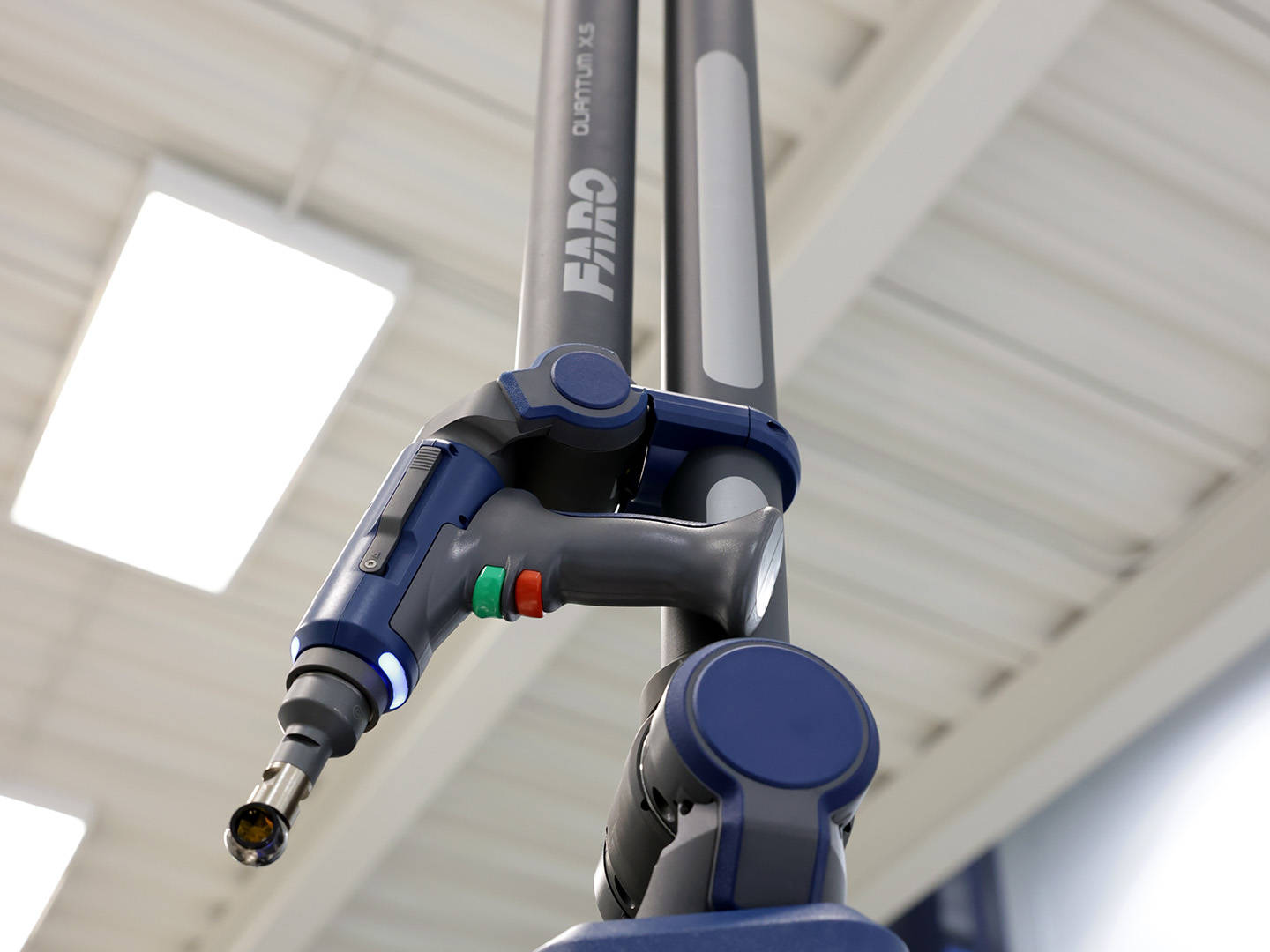 Quantum X TrackArm midiendo con laser tracker